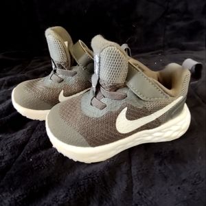 NIKE REVOLUTION 5 TODDLER Grey Running SHOES SIZE 4C BQ5673 Lightweight GOOD